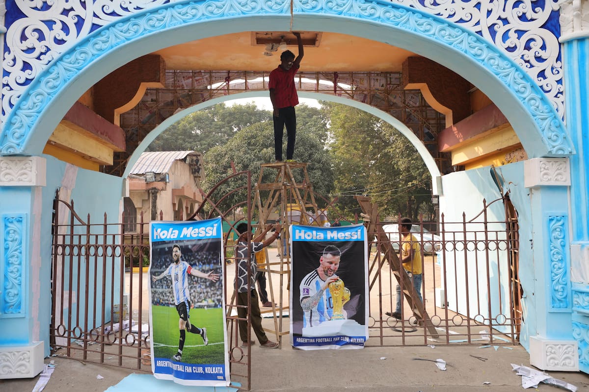 KOLKATA (India), 12/12/2025.- Lionel Messi merchandise is on sale ahead of the GOAT India Tour on the eve of Messi's arrival to Kolkata, India, 12 December 2025. Lionel Messi, along with Luis Suarez and Rodrigo De Paul, arrives for the GOAT India Tour on 13 December in Kolkata and Hyderabad and concludes in in Delhi on 15 December following a stop in Mumbai on 14 December. EFE/EPA/PIYAL ADHIKARY