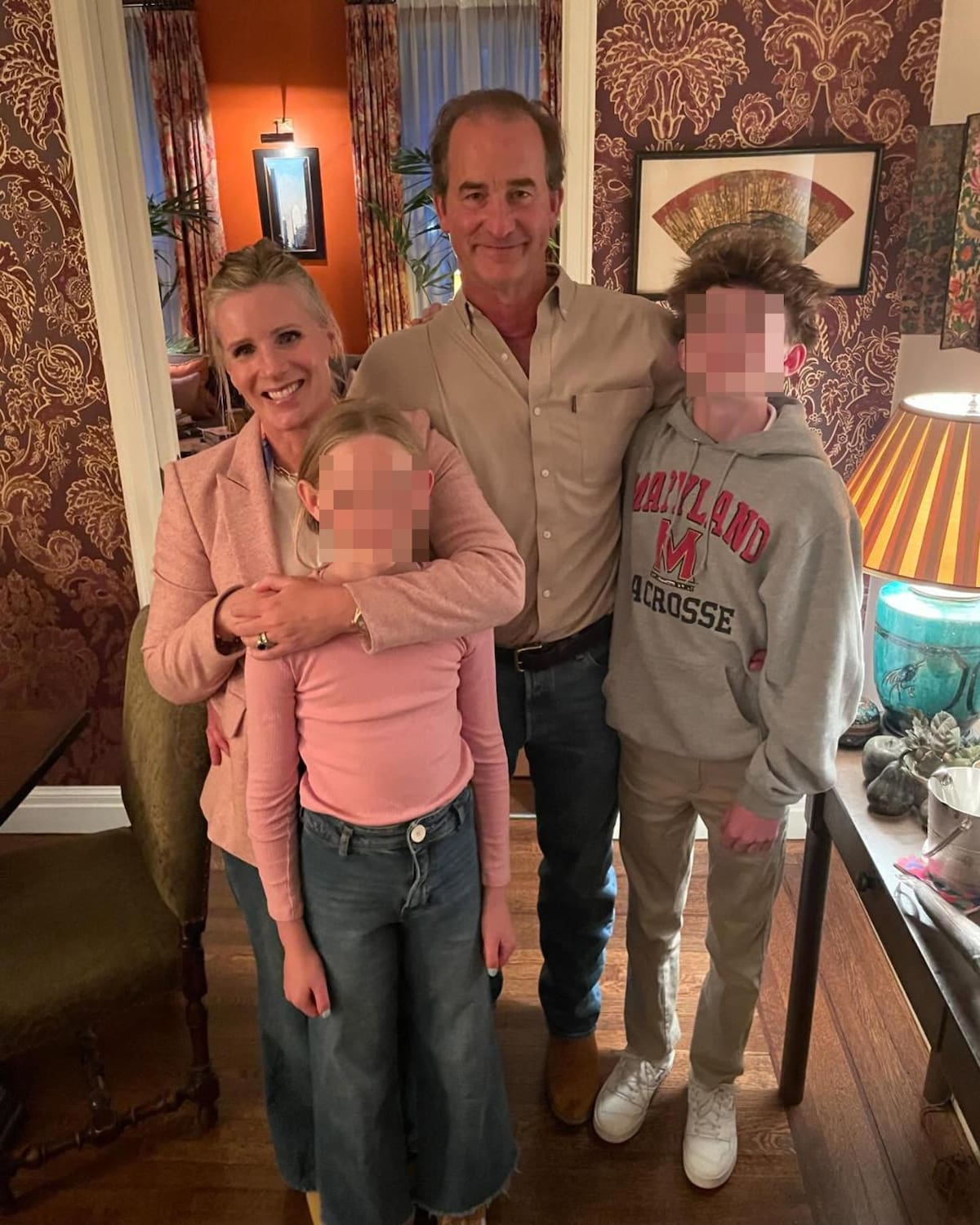 Kristin Cabot junto a su esposo y sus hijos. //Foto: tomada de redes sociales.