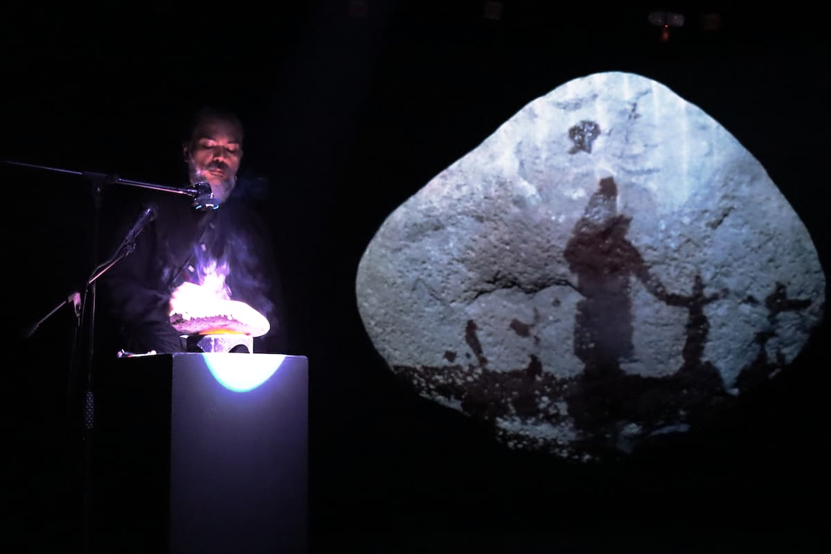 Acuagrafías propone una experiencia sensorial en la que el agua y el cuerpo construyen relatos efímeros sobre la memoria y la pérdida. / Suministrada