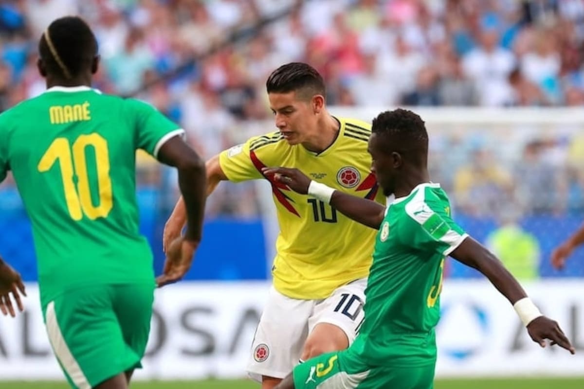 l centrocampista colombiano James Rodríguez (c) en acción ante el centrocampista senegalés Idrissa Gueye, durante el partido Senegal-Colombia, del Grupo H del Mundial de Fútbol de Rusia 2018, en el Samara Arena de Samara, Rusia, hoy 28 de junio de 2018. Foto: EFE