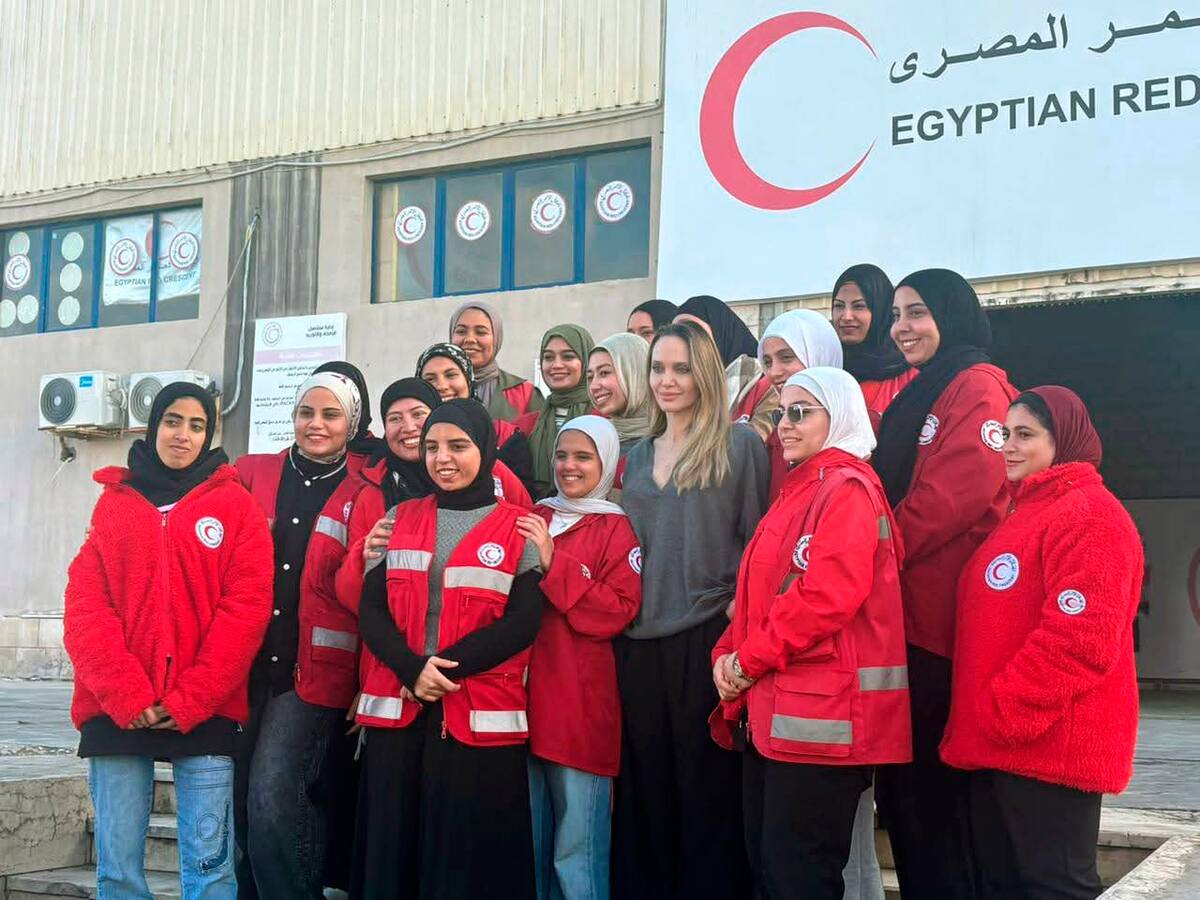 La actriz estadounidense Angelina Jolie (c) visitó este viernes el lado egipcio del paso fronterizo de Rafah, que conecta la Franja de Gaza con Egipto para mostrar su solidaridad con el pueblo palestino y seguir en 'in situ' las labores humanitarias. EFE/Gobierno de Egipto en X SOLO USO EDITORIAL/SOLO DISPONIBLE PARA ILUSTRAR LA NOTICIA QUE ACOMPAÑA (CRÉDITO OBLIGATORIO)-