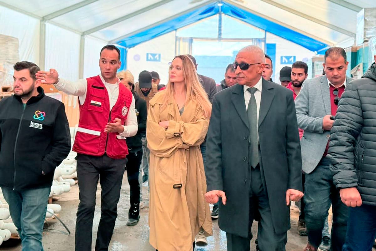 La actriz estadounidense Angelina Jolie (c) visitó este viernes el lado egipcio del paso fronterizo de Rafah, que conecta la Franja de Gaza con Egipto para mostrar su solidaridad con el pueblo palestino y seguir en 'in situ' las labores humanitarias. EFE/Gobierno de Egipto en X SOLO USO EDITORIAL/SOLO DISPONIBLE PARA ILUSTRAR LA NOTICIA QUE ACOMPAÑA (CRÉDITO OBLIGATORIO)-