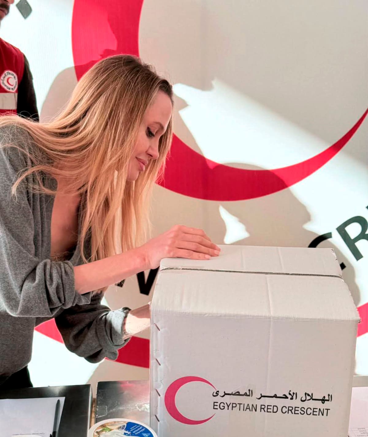 La actriz estadounidense Angelina Jolie visitó este viernes el lado egipcio del paso fronterizo de Rafah, que conecta la Franja de Gaza con Egipto para mostrar su solidaridad con el pueblo palestino y seguir en 'in situ' las labores humanitarias. EFE/Gobierno de Egipto en X SOLO USO EDITORIAL/SOLO DISPONIBLE PARA ILUSTRAR LA NOTICIA QUE ACOMPAÑA (CRÉDITO OBLIGATORIO)-
