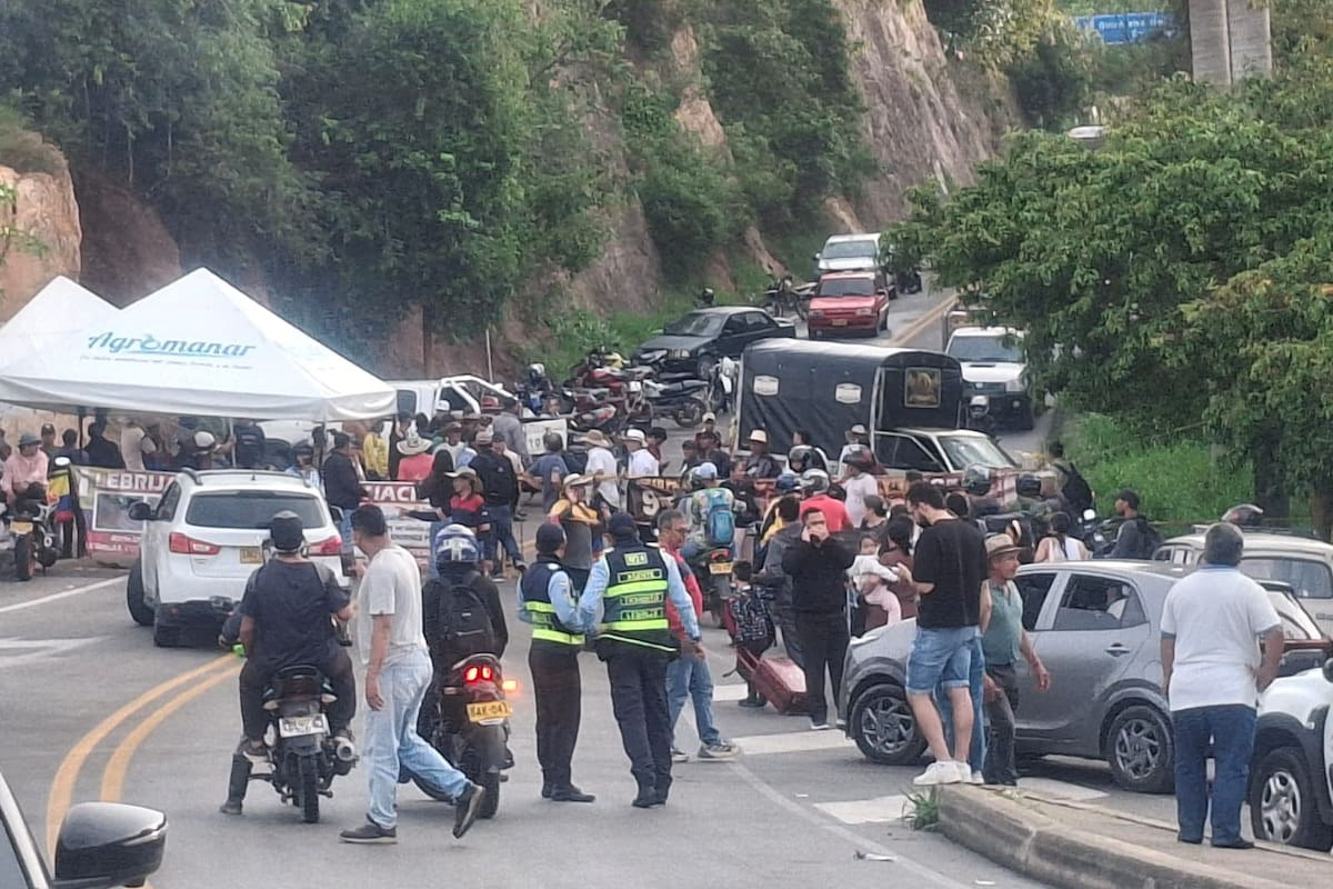 La Aeronáutica Civil suspendió vuelos en Bucaramanga ante la imposibilidad de acceso terrestre. Campesinos mantienen cierres en peajes del departamento.| Foto: Vanguardia