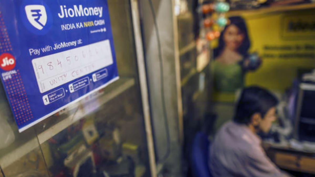 La app Jio, desarrollada por el conglomerado de la familia Ambani, integra telecomunicaciones, pagos, entretenimiento y servicios digitales dentro del ecosistema tecnológico más grande de India. Imagen tomada de: Gettyimages.