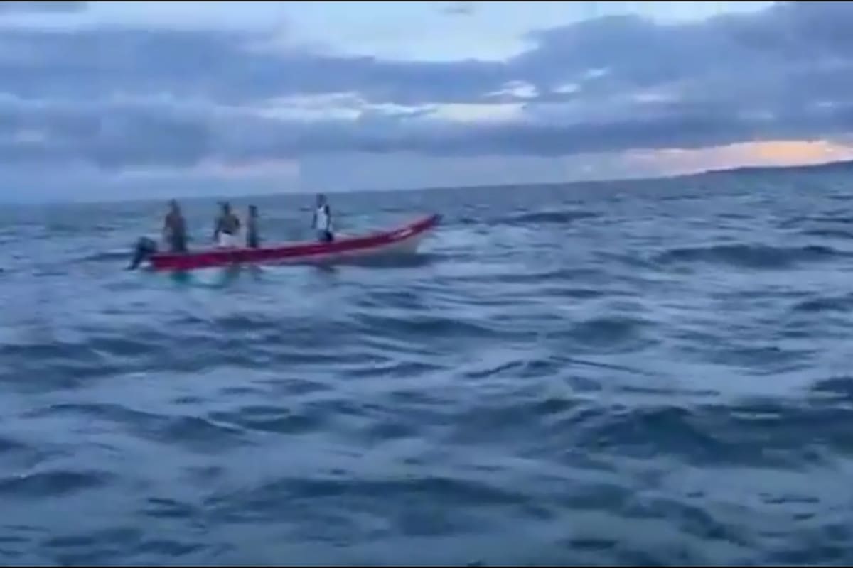 La Armada de Colombia rescató a cuatro jóvenes que naufragaron en el Golfo de Urabá tras quedarse sin combustible.