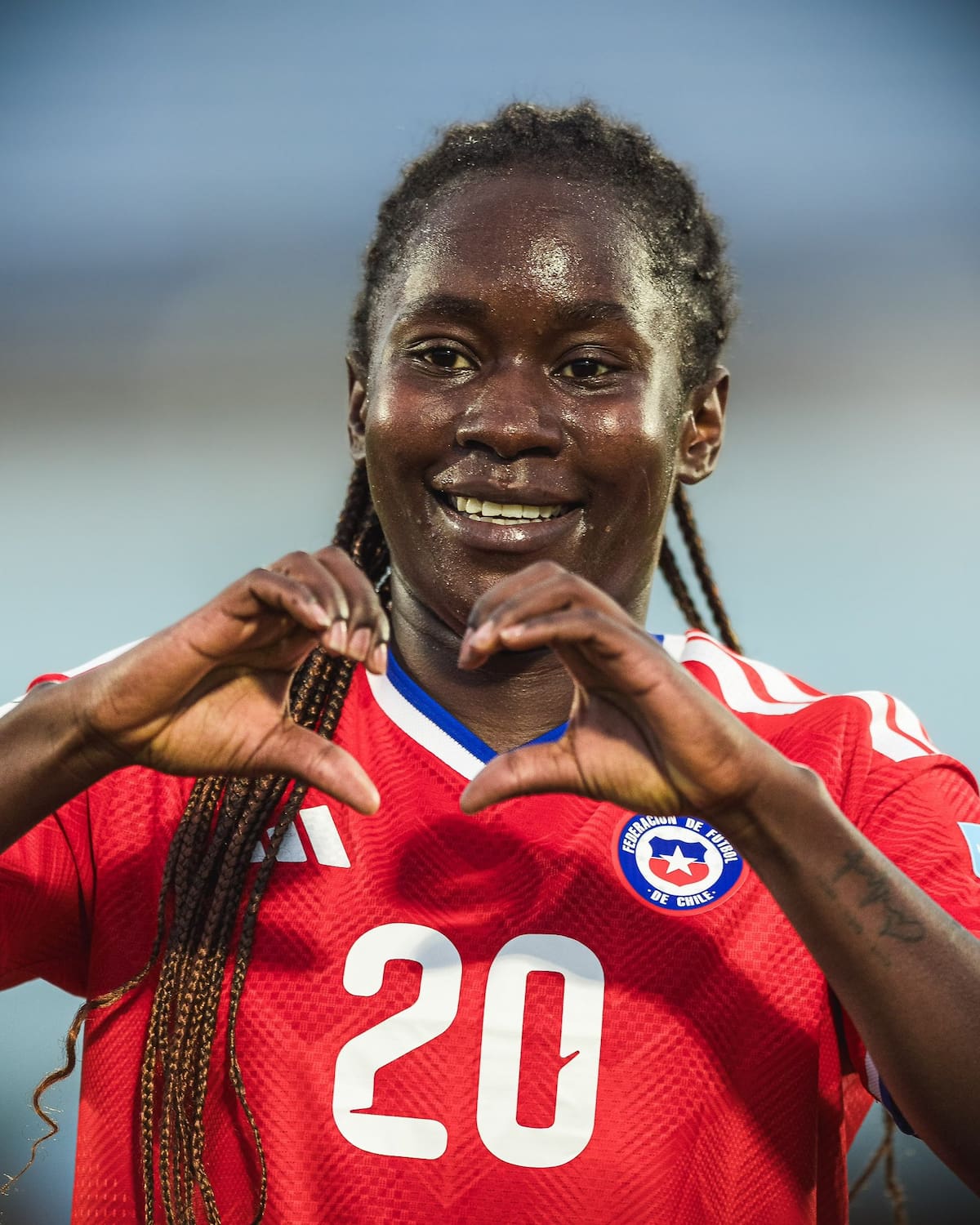 La Asociación Nacional Jugadoras de Fútbol Femenino de Chile (ANJUF) respaldó este lunes a la futbolista Mary Valencia, de origen colombiano y nacionalizada chilena. Foto: @LaRoja
