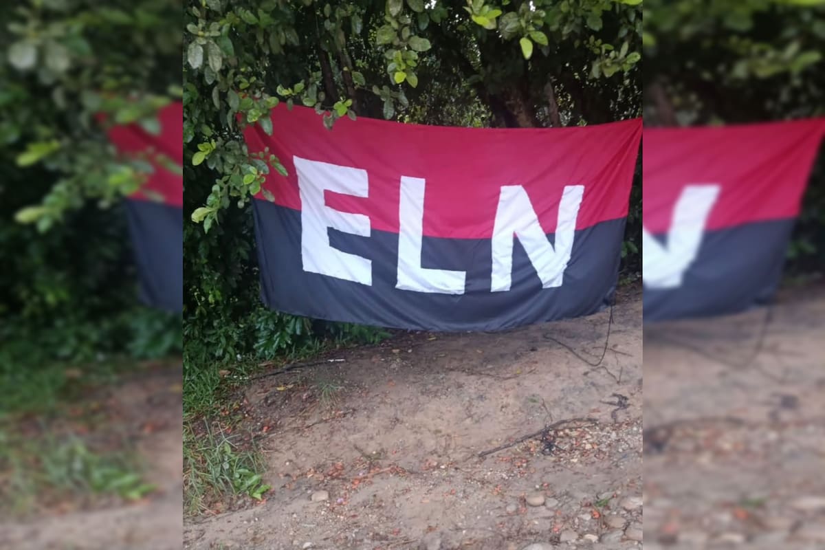 La bandera alusiva al Eln fue encontrada a un costado de la vía que comunica al corregimiento Kilómetro 8 con el sector de Campo Duro, en Puerto Wilches.