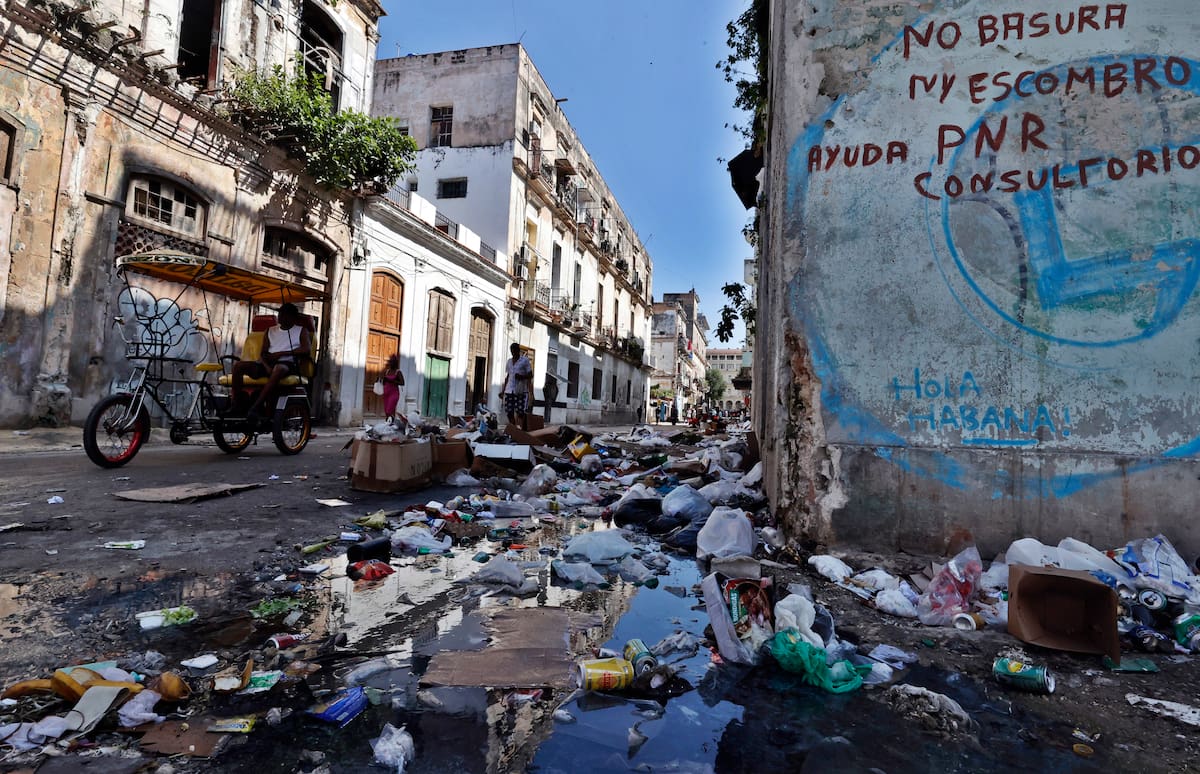 La Habana (Cuba). Estos días, los montones de basura se suceden en casi cada esquina de la capital, según las autoridades, por los camiones averiados y, sobre todo, la falta de combustible, agudizada por el fin del suministro desde Venezuela tras la captura de su presidente, Nicolás Maduro. EFE/ Ernesto Mastrascusa