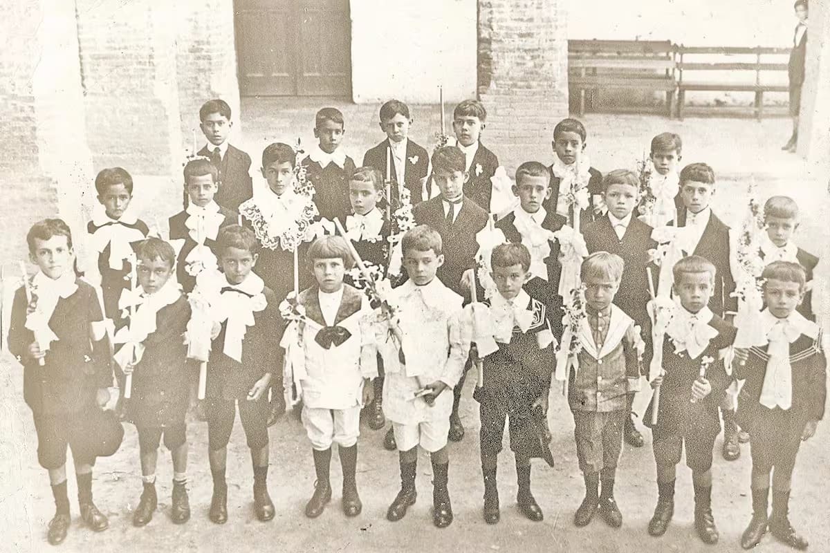 Esta histórica fotografía fue captada el 21 de junio de 1915, hace ya 109 años. El registro corresponde a la conmemoración de la primera comunión de los niños del Colegio San Pedro Claver de ese entonces; de hecho, la imagen se logró en la capilla que estaba al lado sur de la antigua sede de ese plantel. En este registro están recibiendo el sagrado sacramento: Quintilio Gavassa, Francisco Arciniegas, David González, Antonio Consuegra, José Alejandro Peña, Jesús Helí Corzo, Jaime González, Rodolfo García García, Alfredo Serrano, Gabriel González Cadena, Edmundo Granados, Moisés Prada y Fernando Cadena, entre otros. (Archivo/VANGUARDIA)