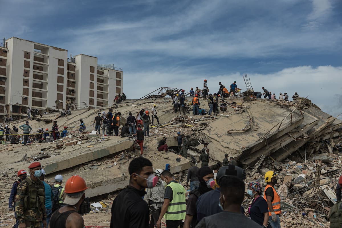 Decenas de rescatistas y voluntarios siguen realizando labores de búsqueda de personas desaparecidas tras los terremotos del pasado miércoles, en Tanaguaneras (La Guaira, Venezuela). // Foto: EFE/Henry Chirinos