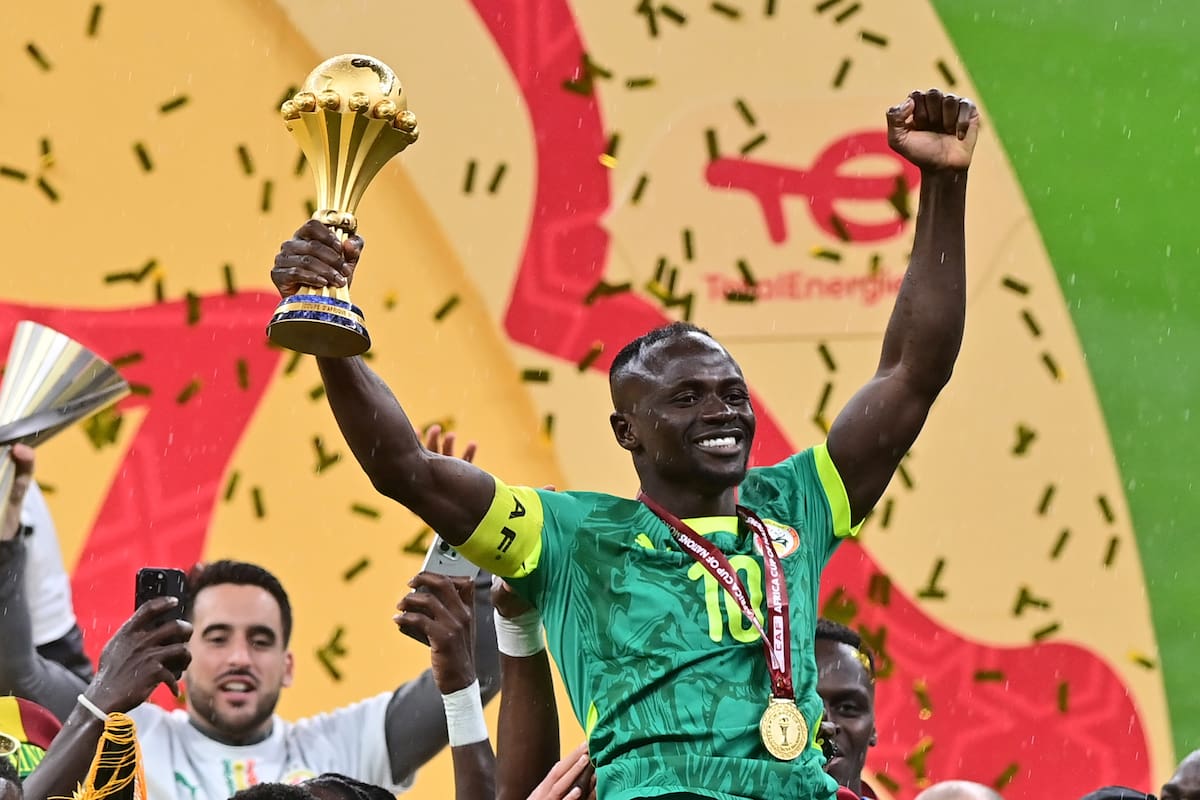 El jugador de Senegal Sadio Mane levanta la Copa África ganada en rabat el pasado 18 de enero. of EFE/EPA/JALAL MORCHIDI/Archivo