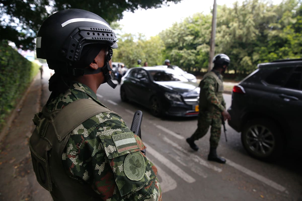 Integrantes de las Fuerzas Militares de Colombia custodian en un operativo de seguridad este miércoles, en Cali (Colombia). La campaña para la primera vuelta de las elecciones presidenciales del próximo domingo en Colombia ha estado marcada por una profunda división entre izquierda y derecha pero los principales candidatos tienen coincidencias en algunos aspectos que van más allá de lo político.