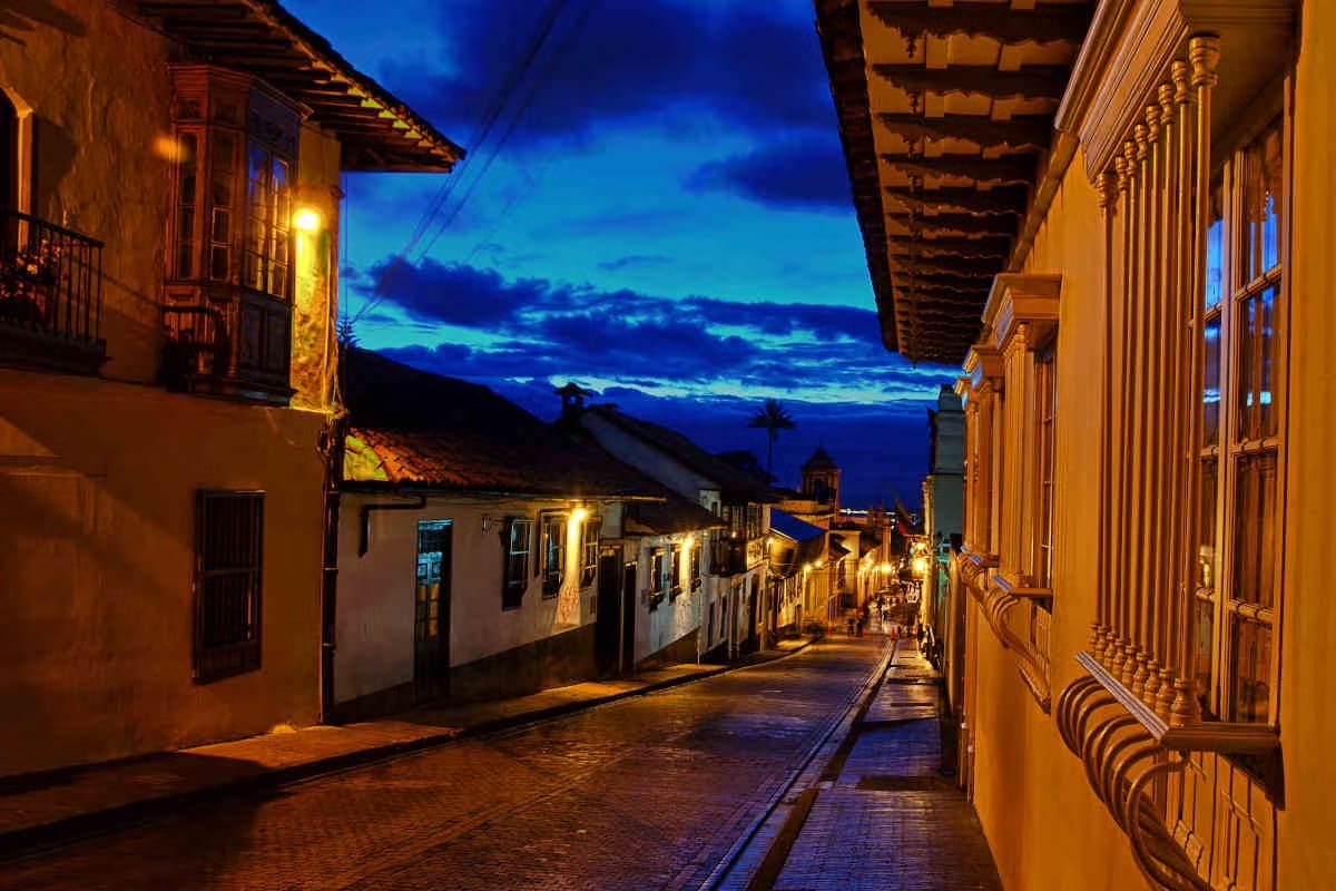 Las calles coloniales de La Candelaria sirven de escenario para recorridos con fantasmas, personajes de época y leyendas que sorprenden a los visitantes.