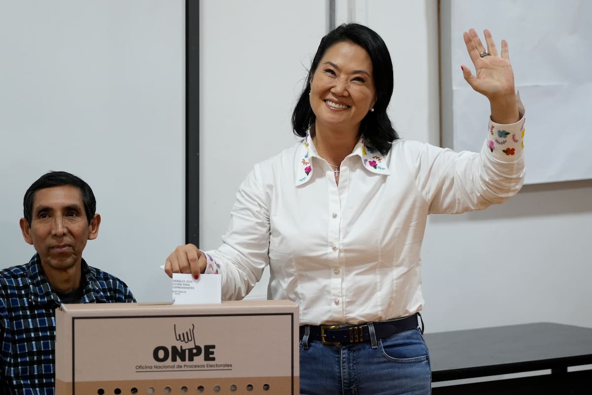 AME9326. LIMA (PERÚ), 07/06/2026.- La candidata a la Presidencia de Perú por el partido Fuerza Popular, Keiko Fujimori, vota este domingo, durante la segunda vuelta de las elecciones presidenciales, en el distrito de San Borja en Lima (Perú) EFE/ John Reyes