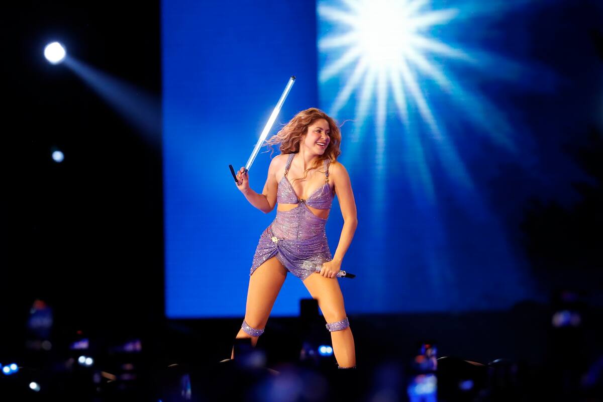 Fotografía de archivo del 7 de febrero de 2026 que muestra a la colombiana Shakira cantando en el estadio nacional Jorge Mágico González, en San Salvador (El Salvador). Shakira fue nominada por primera vez para ingresar al Salón de la Fama del Rock & Roll junto a otros artistas como Mariah Carey, Iron Maiden, Oasis y New Edition. EFE/ Rodrigo Sura/ ARCHIVO