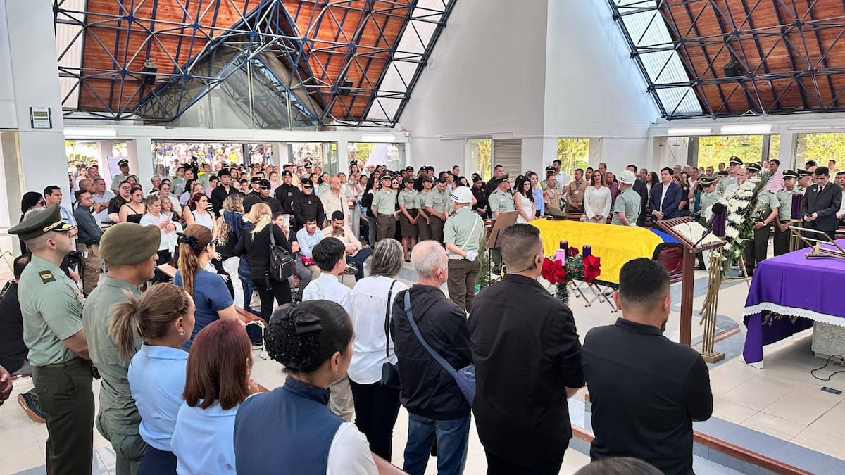 La capilla La Resurrección, en el Cementerio Las Colinas, quedó pequeña ante la multitud que asistió a la ceremonia.