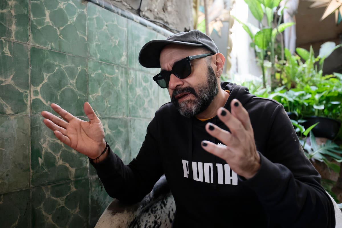 El escritor mexicano Bernardo Esquinca habla durante una entrevista con EFE este viernes, en Ciudad de México (México). EFE/José Méndez