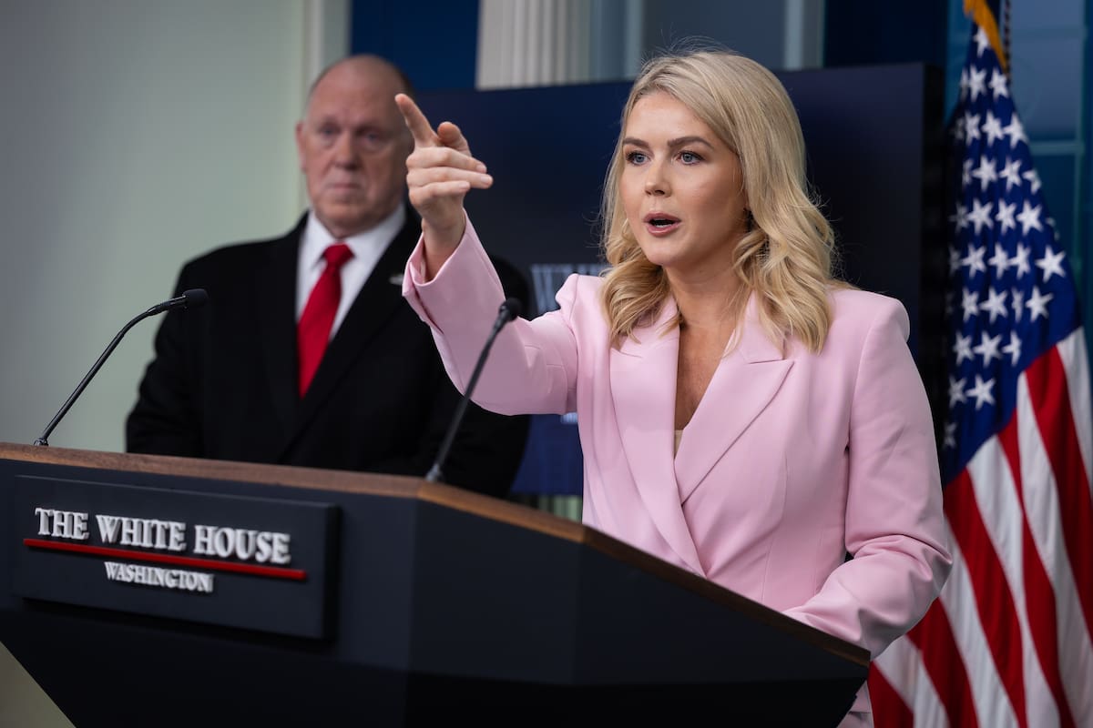 El zar fronterizo de la Casa Blanca, Tom Homan, y la secretaria de prensa de la Casa Blanca, Karoline Leavitt, realizan una conferencia de prensa en la Casa Blanca en Washington, DC. EFE / VANGUARDIA