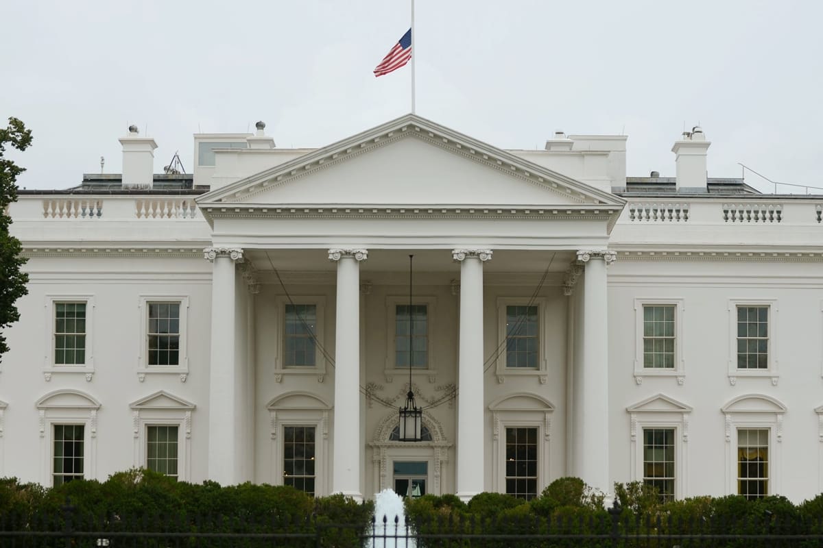Vista de la bandera estadounidense puesta a media asta en la Casa Blanca. // Archivo - EFE.