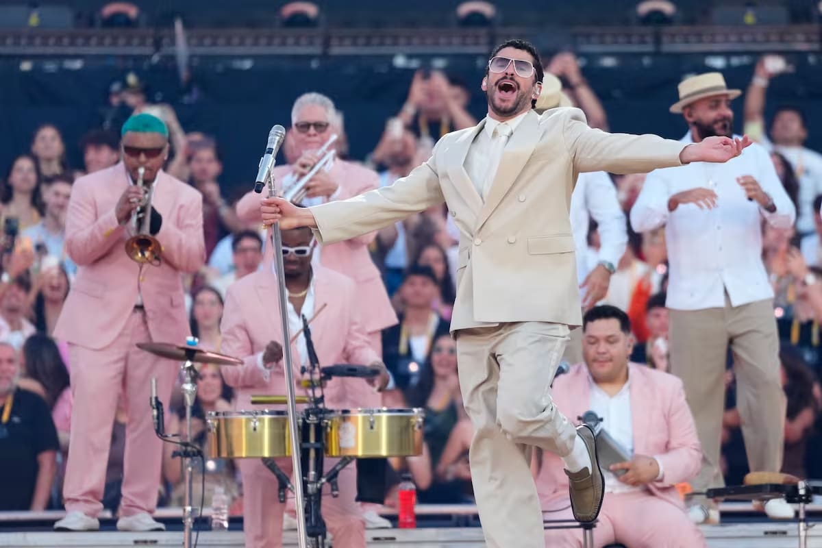 El cantante puertorriqueño Bad Bunny, durante el concierto ofrecido este viernes en el Estadio Olímpico de Barcelona. EFE/Alejandro García