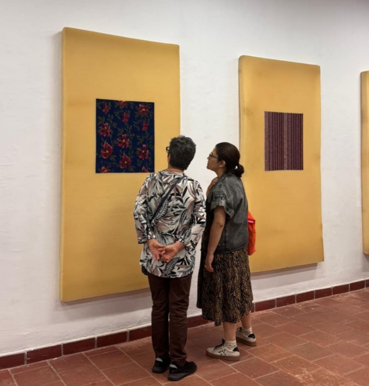 En seis piezas, la muestra propone un recorrido por los objetos, las materialidades y las huellas que alguna vez hicieron parte de la Casa de la Octava. / Fotografía suministrada