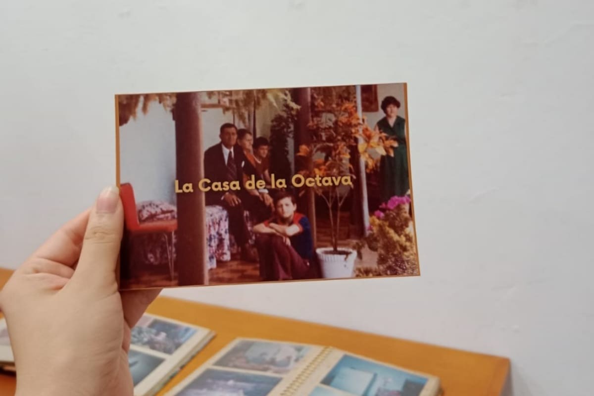 La Casa de la Octava explora cómo la memoria familiar convierte una casa ausente en un espacio afectivo, a través de archivos, instalaciones y relatos visuales. / Fotografía suministrada