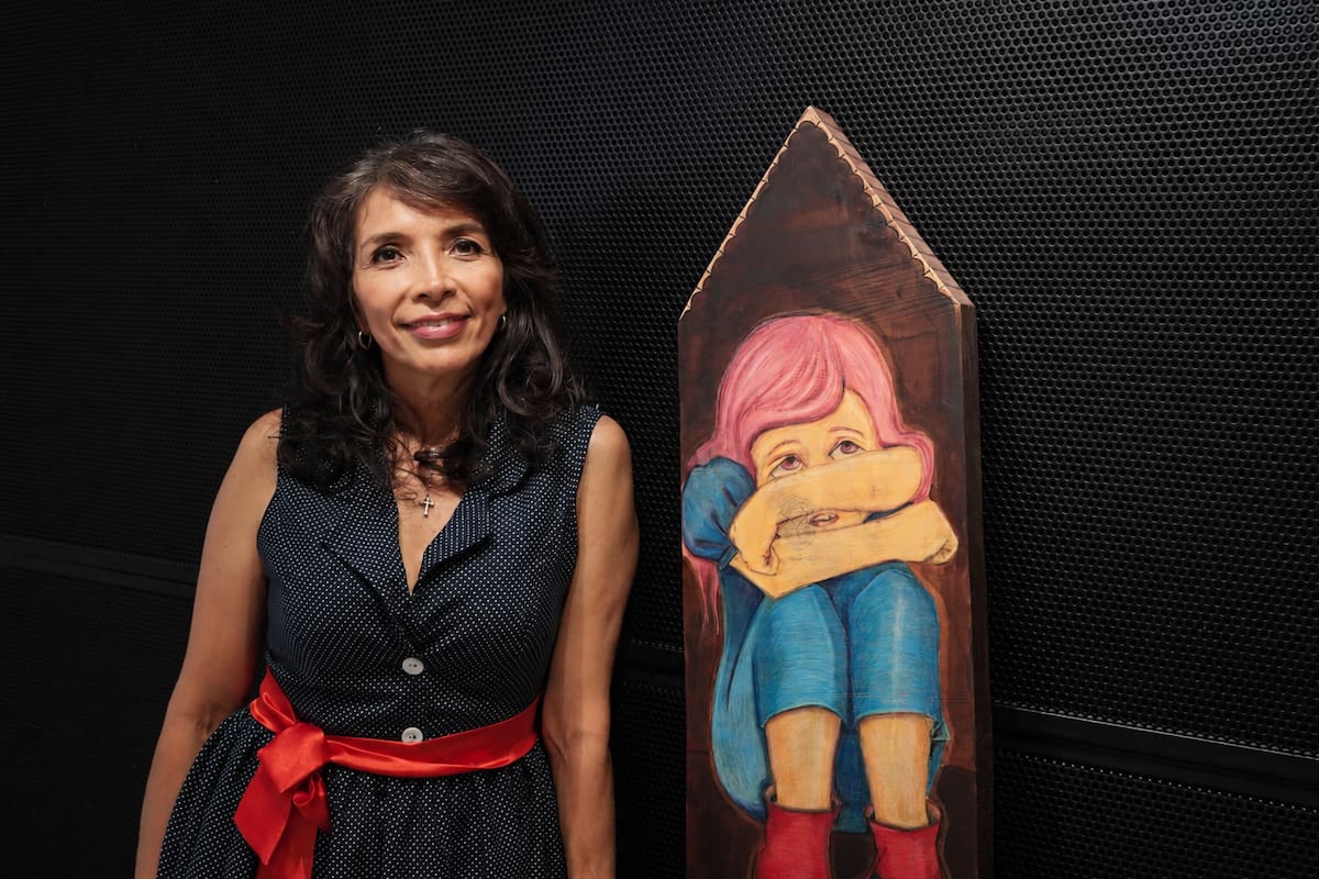 La artista Silvia Marcela García transforma la casa en una poderosa metáfora sobre las cargas invisibles que muchas mujeres enfrentan cada día. Su exposición La Casa / La Maison nos invita a mirar el hogar más allá de sus paredes y a reflexionar sobre el tiempo, los cuidados y la corresponsabilidad.