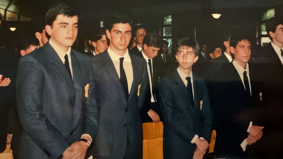 Mucho antes de llegar a la Vicepresidencia, José Manuel Restrepo era el niño que jugaba fútbol los viernes, compartía sándwiches con sus amigos del colegio y construía amistades que sobrevivieron al tiempo, la política y el poder. Uno de sus compañeros de pupitre reconstruye la historia de una relación de casi cinco décadas.