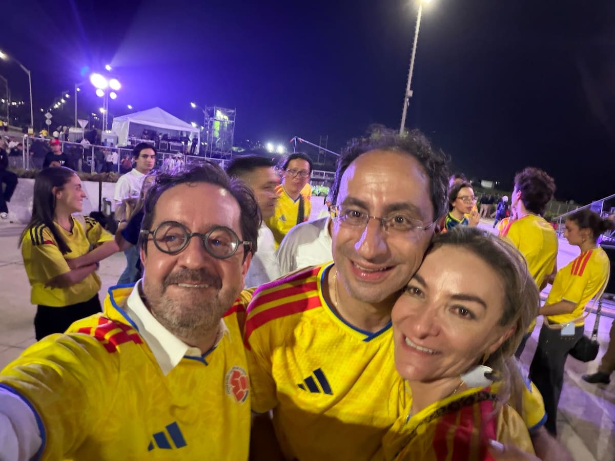 Mucho antes de llegar a la Vicepresidencia, José Manuel Restrepo era el niño que jugaba fútbol los viernes, compartía sándwiches con sus amigos del colegio y construía amistades que sobrevivieron al tiempo, la política y el poder. Uno de sus compañeros de pupitre reconstruye la historia de una relación de casi cinco décadas.