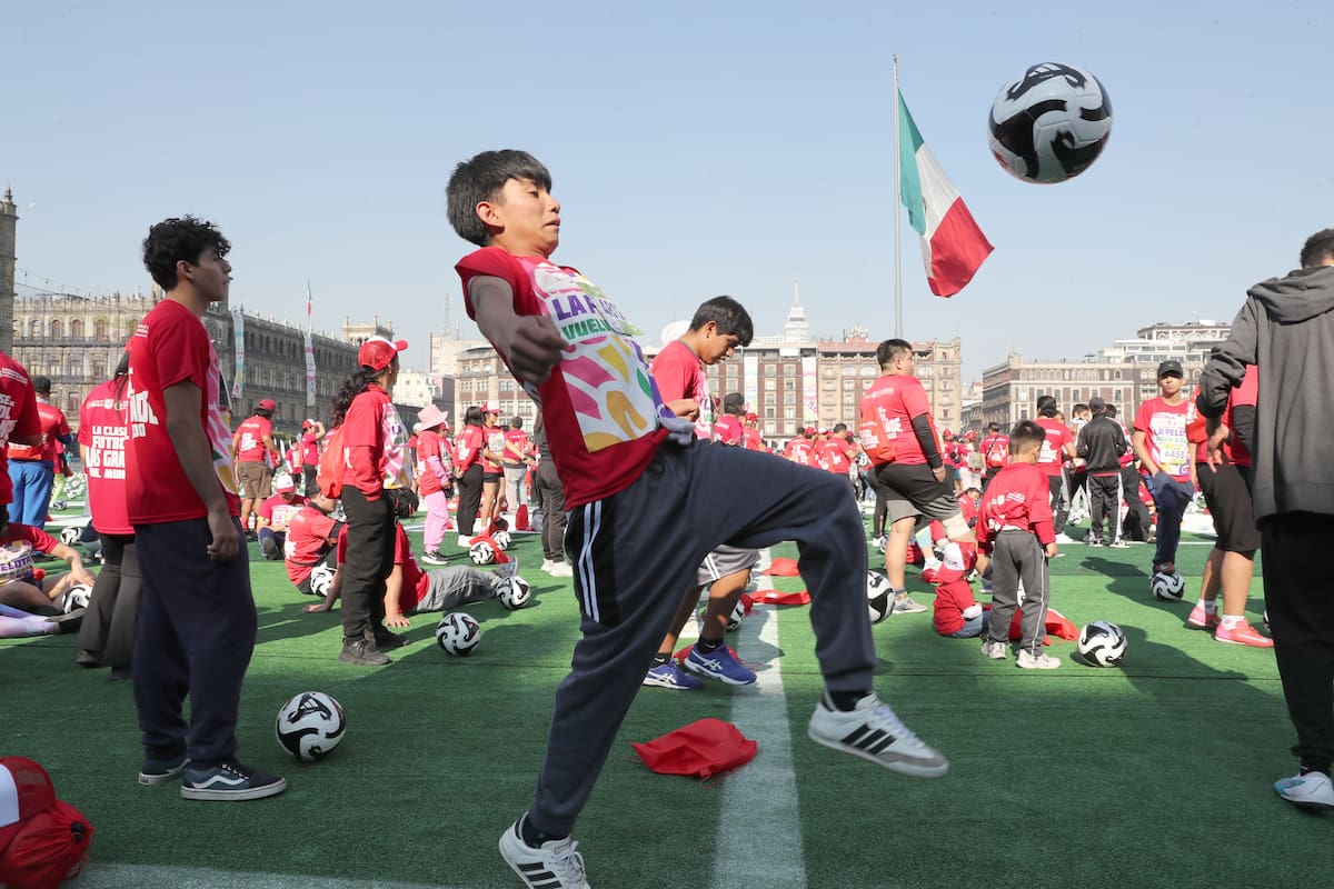 MEX7233. CIUDAD DE MÉXICO (MÉXICO), 15/03/2026.- Personas participan en la 'Clase masiva de Fútbol', en busca de imponer un nuevo Récord Guinness en la explanada del Zócalo este domingo, en Ciudad de México (México). EFE/Mario Guzmán