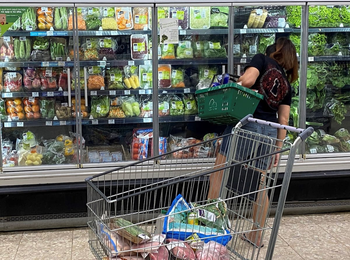 Fotografía de archivo de una mujer haciendo la compra en un supermercado. EFE/Antonio Lacerda