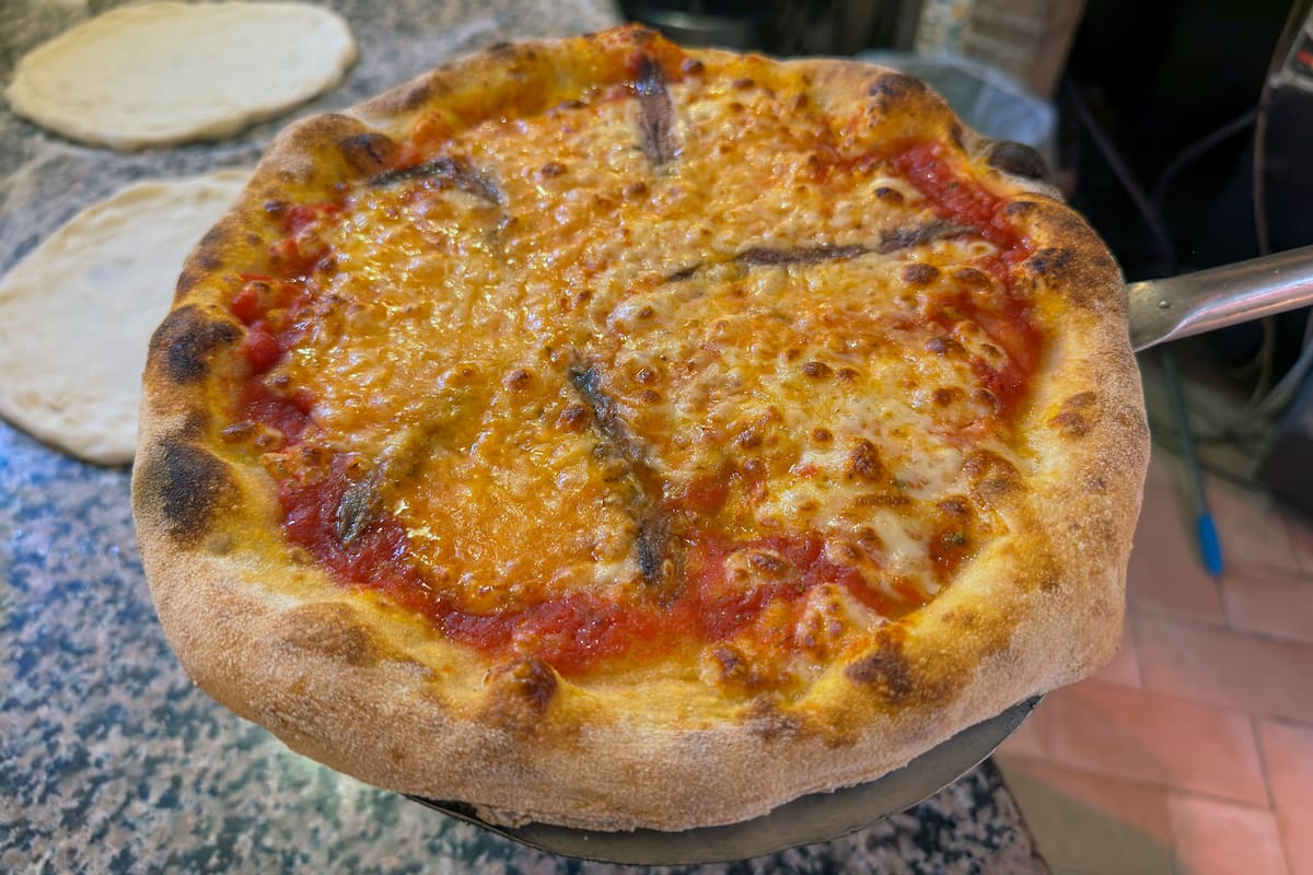 Vista de una tradicional pizza italiana este miércoles en Roma. La cocina italiana, un legado emocional global, es Patrimonio Inmaterial de la Unesco. El Comité del Patrimonio Inmaterial de la Unesco inscribió este miércoles la cocina italiana en su Lista Representativa, destacando que esta práctica se ha consolidado como "un modelo de identidad sociocultural" y un legado emocional que trasciende las fronteras del país europeo.-EFE/ Daniel Cáceres