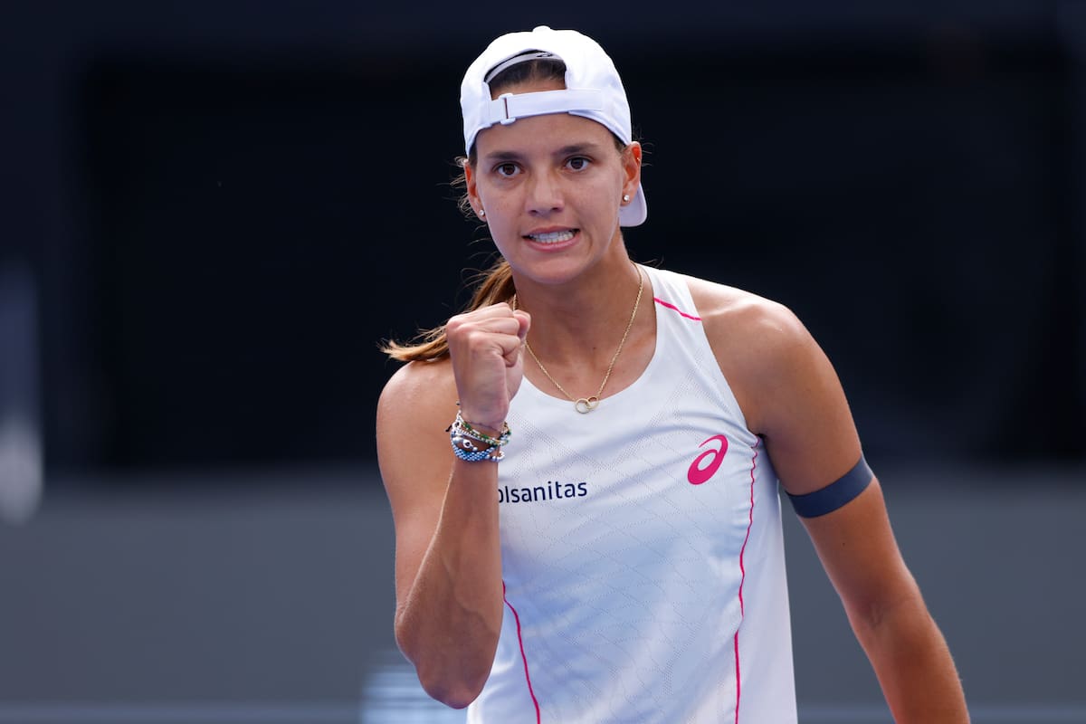 La tenista colombiana Emiliana Arango reacciona ante la australiana Storm Hunter este jueves, durante un partido del torneo Guadalajara Open WTA 500 en el Centro Panamericano de Tenis en Guadalajara (México). EFE/Francisco Guasco