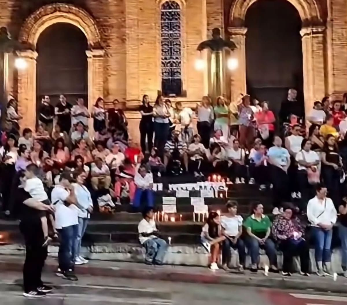 La comunidad de San Vicente de Chucurí realizó una velatón en rechazo a la violencia contra las mujeres.