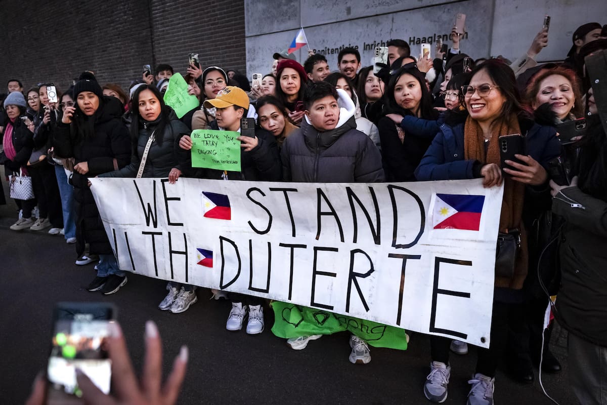 Manifestantes con una pancarta que dice 'Estamos con Duterte' frente a la prisión de Scheveningen (Países Bajos), donde se encuentran detenidas las personas por la CPI. EFE/VANGUARDIA