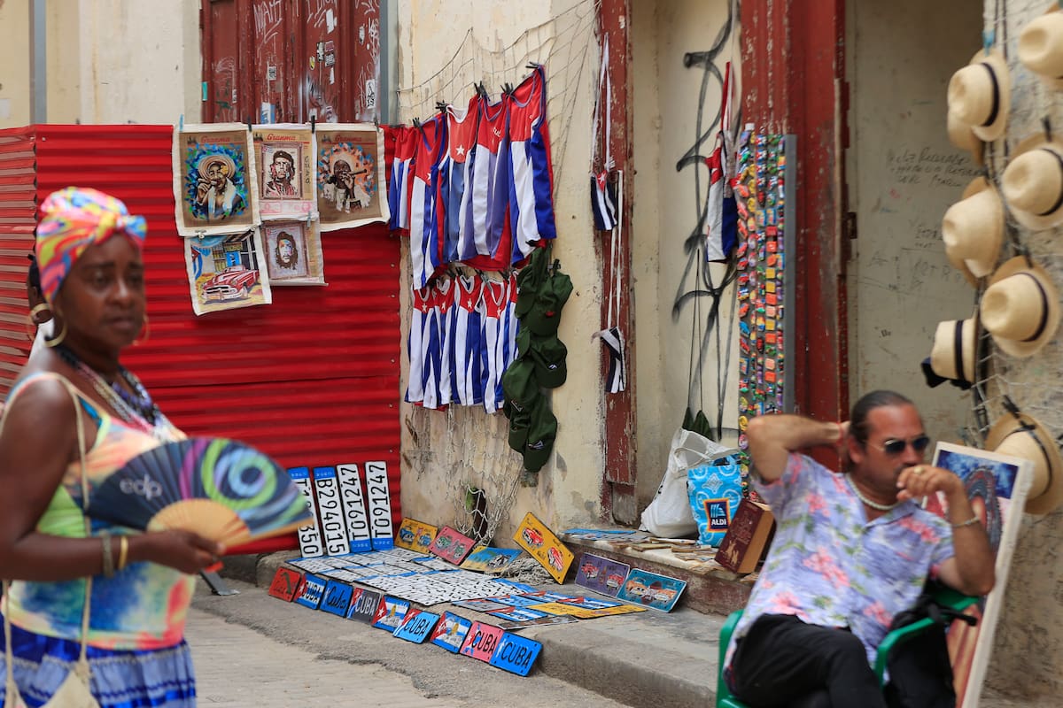Vendedores esperan en una calle este miércoles, en La Habana (Cuba). La grave crisis económica cubana y el miedo a las sanciones de EE.UU. están terminando de desarbolar el sector turístico de la isla, antes motor clave de su crecimiento, con la salida parcial o total de las cuatro grandes hoteleras del país en una semana. EFE/ Ernesto Mastrascusa