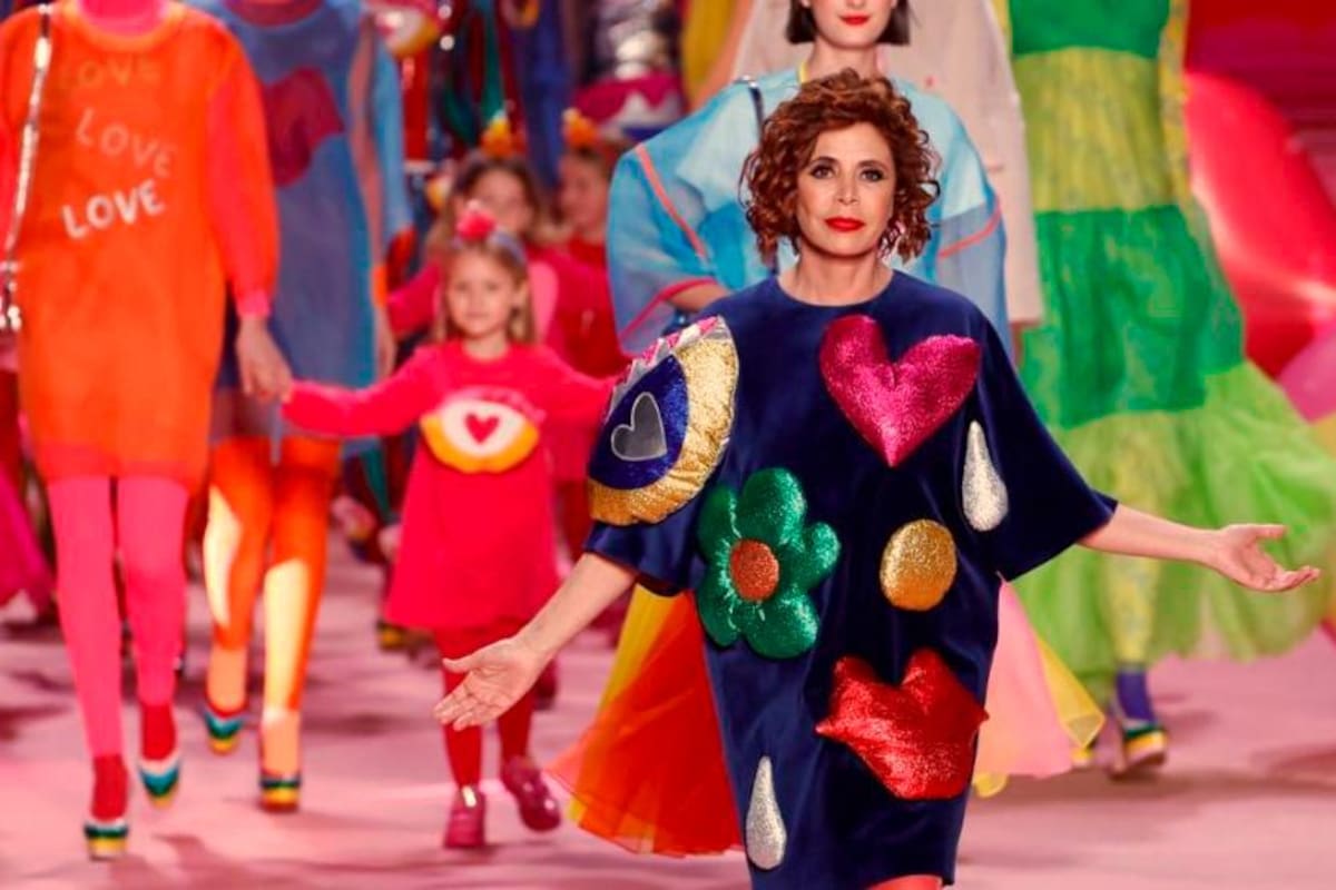 Ágatha Ruiz de la Prada ha cautivado a la audiencia con un vibrante tributo a África a través de una colección rebosante de colores y encanto. Fotos tomadas de redes sociales/VANGUARDIA