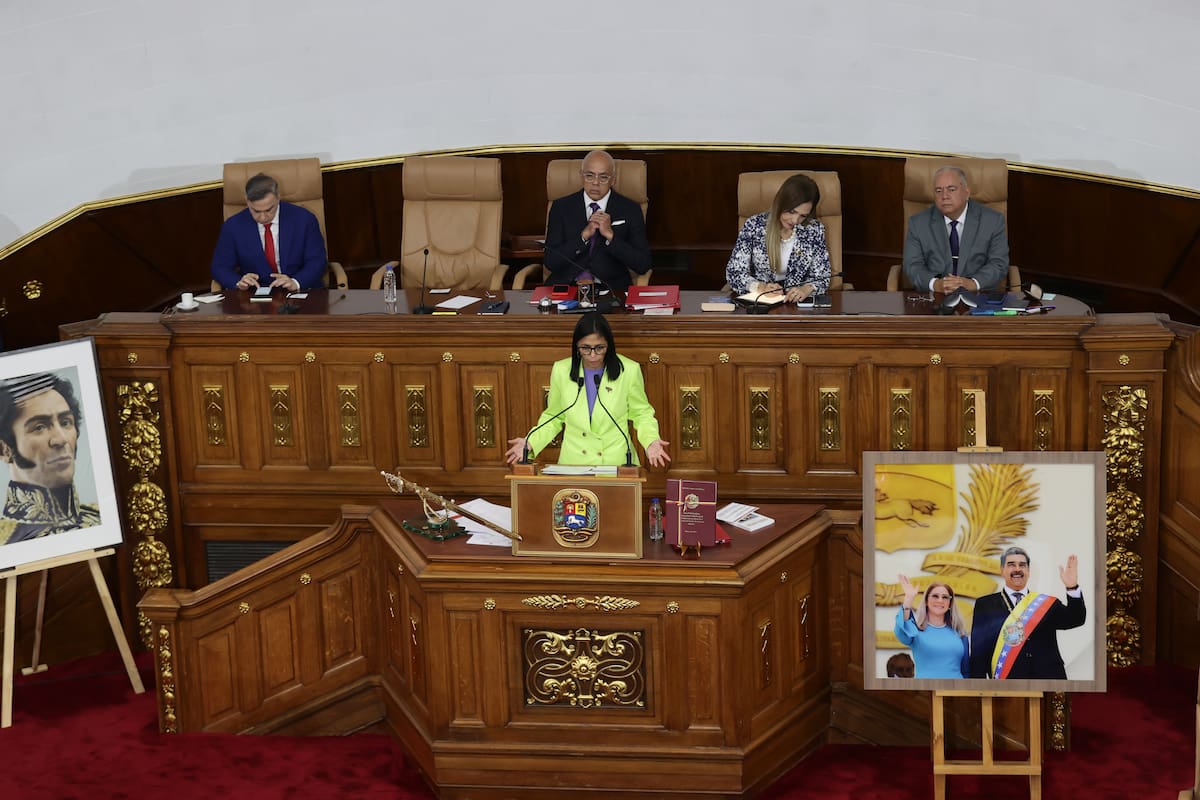 La presidenta encargada de Venezuela, Delcy Rodríguez (abajo), habla junto al fiscal general de Venezuela, Tarek William Saab (i-arriba), el presidente de la Asamblea Nacional, Jorge Rodríguez (2-i), la presidenta del Tribunal Supremo de Justicia, Caryslia Beatriz Rodríguez Rodríguez (2-d) y el presidente del consejo nacional electoral, Elvis Amoroso (d) este jueves, en Caracas (Venezuela). La economía de Venezuela creció un 8,5 % en 2025 y el país ya registra 19 trimestres consecutivos de crecimiento, lo que lo pone "en el liderazgo como primera economía en América Latina", aseguró Rodríguez, quien presentó el informe de gestión correspondiente al 2025 en nombre del mandatario Nicolás Maduro, detenido en Estados Unidos. EFE/ Ronald Peña R.