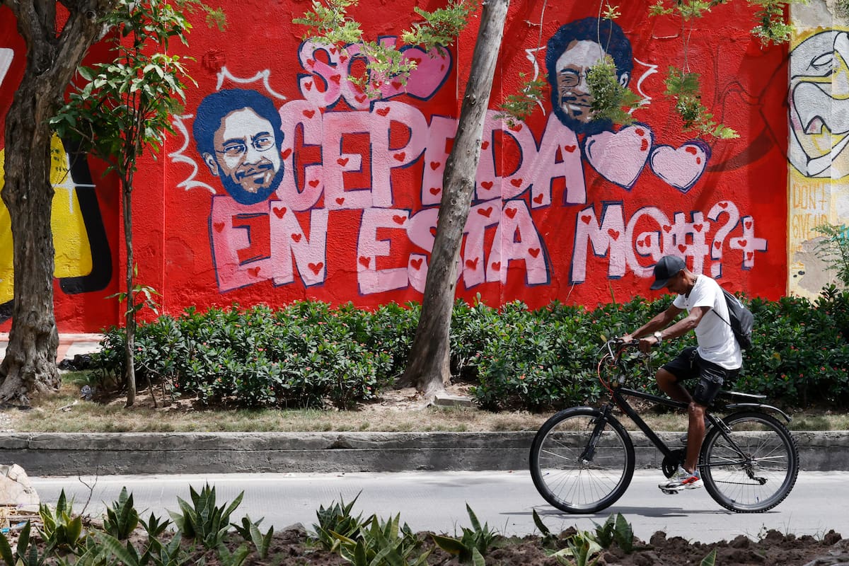 Una persona transita frente a un mural con publicidad del candidato a la Presidencia de Colombia Iván Cepeda este domingo, en Barranquilla (Colombia). La elección del sucesor del presidente colombiano, Gustavo Petro, avanza sin incidentes, en una jornada en la que el candidato de ultraderecha Abelardo de la Espriella y el izquierdista Cepeda ya votaron y llamaron a los indecisos a apoyarlos para ganar. EFE/ Mauricio Dueñas Castañeda