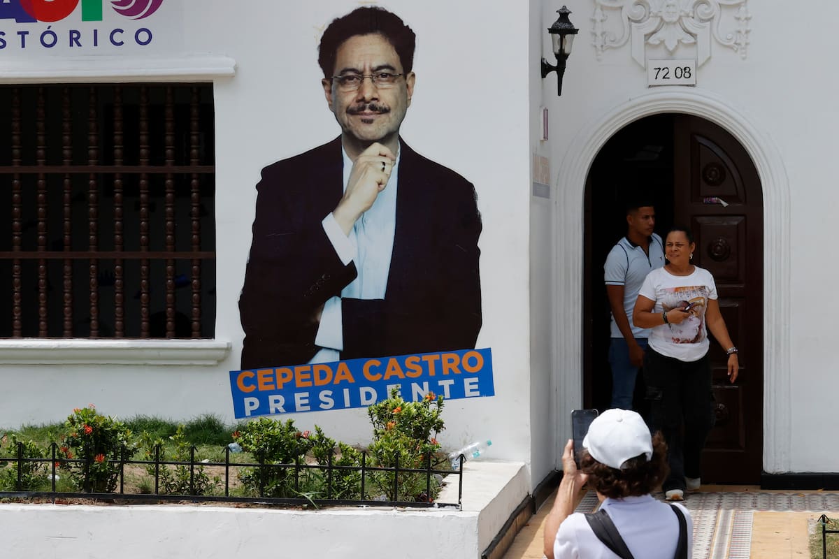 Personas salen de la sede de campaña del candidato a la Presidencia de Colombia Iván Cepeda este domingo, en Barranquilla (Colombia). La elección del sucesor del presidente colombiano, Gustavo Petro, avanza sin incidentes, en una jornada en la que el candidato de ultraderecha Abelardo de la Espriella y el izquierdista Cepeda ya votaron y llamaron a los indecisos a apoyarlos para ganar. EFE/ Mauricio Dueñas Castañeda