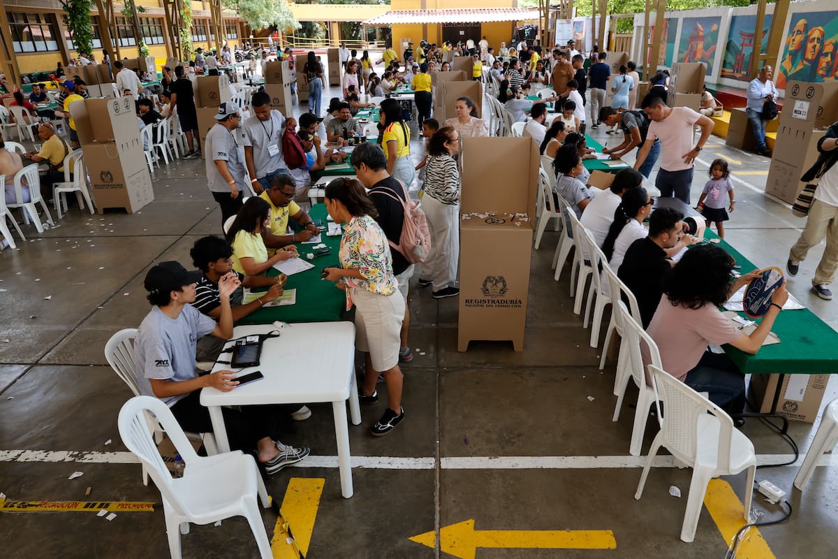 Personas asisten a votar durante la segunda vuelta de las elecciones presidenciales este domingo, en Barranquilla (Colombia).