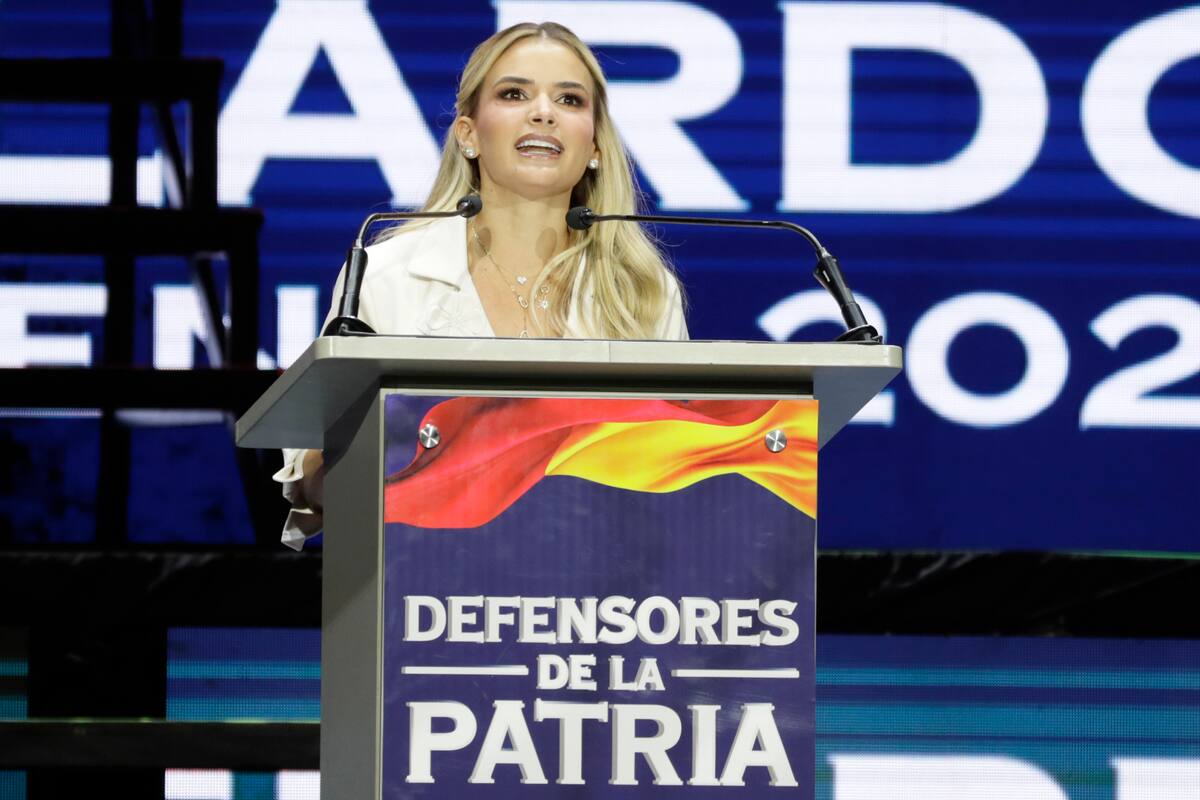 La esposa del precandidato a la presidencia de Colombia, Abelardo De La Espriella, Ana Lucía Pineda, habla durante la Gran Convención de Defensores de la Patria en Bogotá (Colombia). EFE/ Carlos Ortega