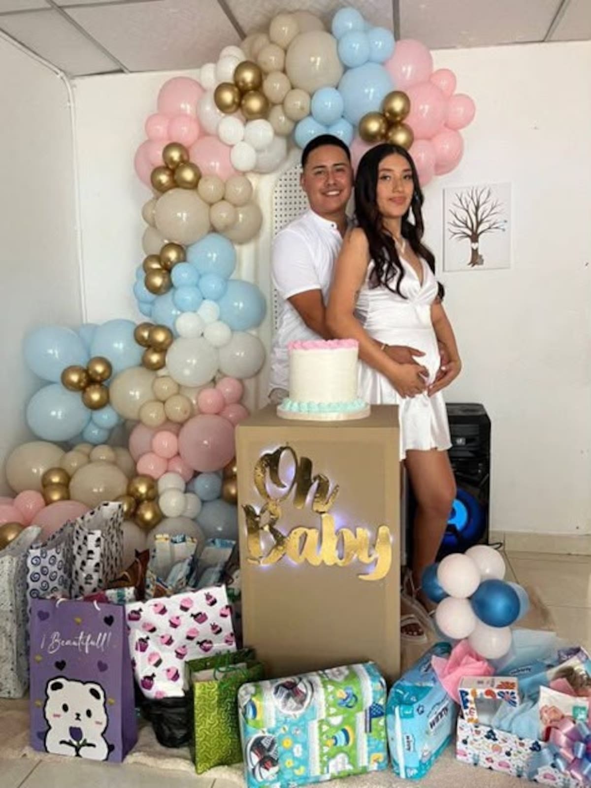 Fotografía compartida por familiares y allegados de María Camila Potosí durante la celebración del baby shower, previo a los hechos que hoy son materia de investigación. Foto difundida // tomada de // X.