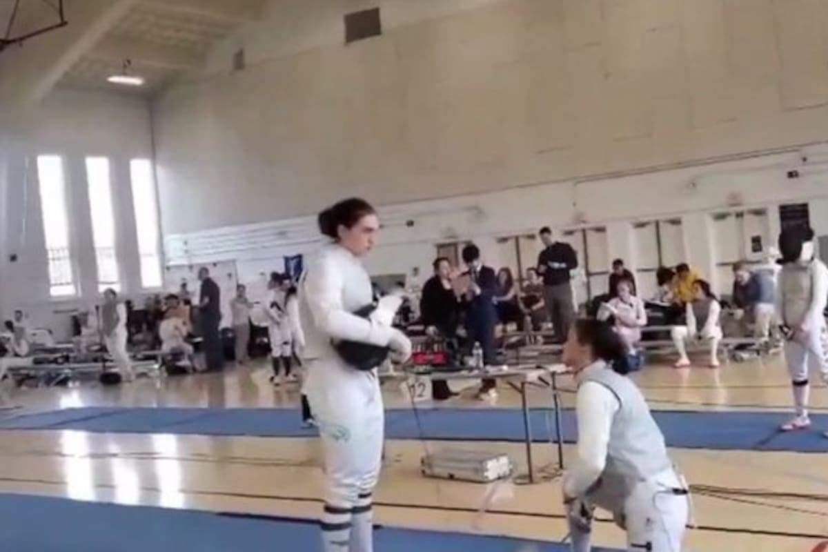 La esgrimista Stephanie Turner se arrodilló en protesta y se negó a competir contra una oponente transgénero en un torneo de USA Fencing, lo que resultó en su descalificación.