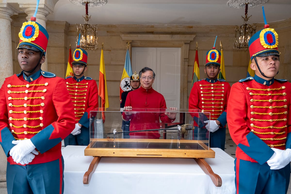 La espada de Simón Bolívar regresó a la Casa Museo Quinta de Bolívar. // Foto: cortesía de la Presidencia de la República.