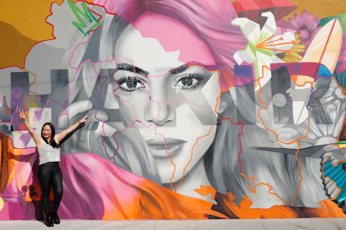 Una mujer posa frente a un mural de la cantante colombiana Shakira este sábado, en las afueras del estadio nacional Jorge Mágico González en San Salvador (El Salvador). Entre banderas, pelucas de color lila, ropa de cuero y látex negro miles de salvadoreños y centroamericanos se avocaron el sábado a la calles circundantes del estadio nacional Jorge 'Mágico' González para asistir al primero de cinco conciertos que la cantante colombiana Shakira dará en El Salvador como parte de su gira "Las Mujeres Ya No Lloran World Tour". EFE/Rodrigo Sura