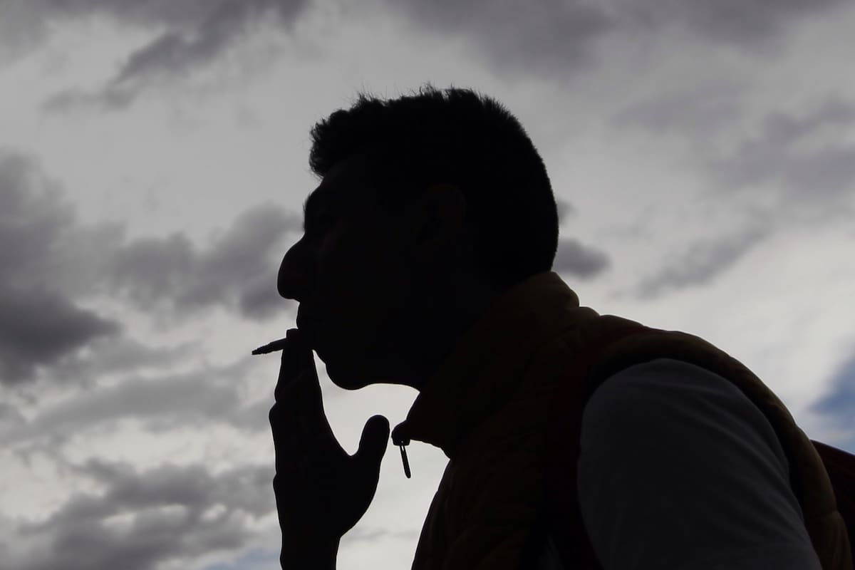 En la imagen de archivo, un hombre fuma un cigarrillo. EFE / VANGUARDIA