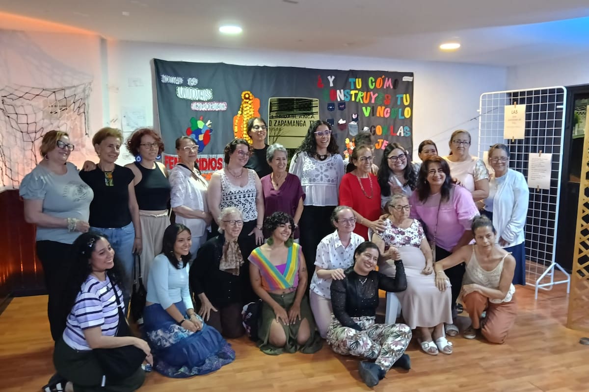 La exposición «LAS que sostienen el hilo», de Textileras del Área Metropolitana de Bucaramanga, reconoció a las mujeres que impulsaron el Comité Cultural de Zapamanga, en Floridablanca, y su aporte a la memoria y la organización del barrio. Foto suministrada/VANGUARDIA