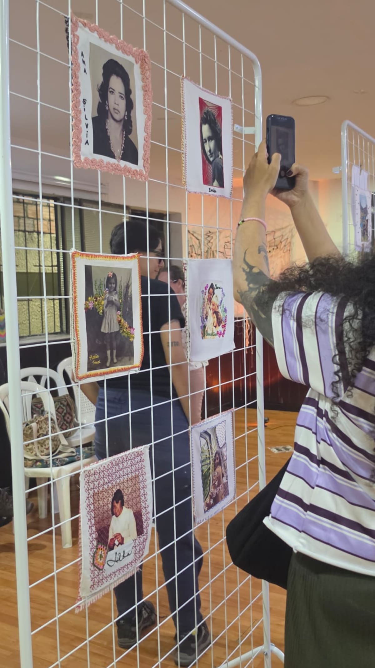 La exposición «LAS que sostienen el hilo», de Textileras del Área Metropolitana de Bucaramanga, reconoció a las mujeres que impulsaron el Comité Cultural de Zapamanga, en Floridablanca, y su aporte a la memoria y la organización del barrio. Foto suministrada/VANGUARDIA